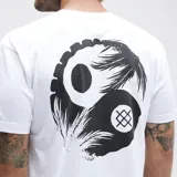 Remera blanca de algodón con cuello redondo y manga corta. Estampado en el pecho con diseño circular en negro y gris.