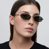 Lentes de sol ovalados con montura dorada y lentes verdes.