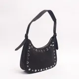 Bandolera tipo hobo negra con detalles de tachas metálicas plateadas en los bordes y correa ajustable.