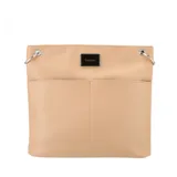 Bandolera negra de cuero sintético con dos bolsillos frontales, cierre metálico y dos correas intercambiables: una de cuero sintético y otra de tela con rayas rosas y negras.