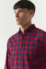 Camisa de viyela a cuadros en tonos rojo, azul y beige, de corte regular y manga larga.