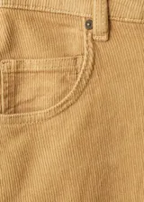 Jeans de tiro bajo y diseño wide leg, confeccionados en tejido de pana color tostado, con cinco bolsillos, trabillas para cinto y cierre frontal con botón y cremallera.