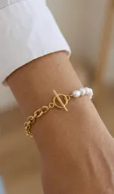 Pulsera combinada de eslabones de cadena dorados y perlas cultivadas, con cierre marinero tipo T enchapado en oro.