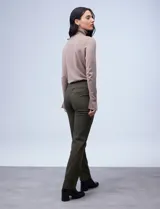 Pantalón negro de gabardina elastizada marca Zac & Rachel, con pretina ancha y faja interna modeladora. Tiene costura frontal pespunteada y bolsillos ojal simulados en la parte trasera.