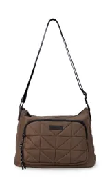 Bandolera de diseño práctico y moderno, confeccionada en tela impermeable color verde militar. Presenta un bolsillo frontal con diseño capitoneado geométrico, cierre principal y bolsillo trasero con cierre. Incluye correa ajustable y detalles en negro.