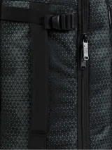 Mochila de cabina Caterpillar modelo Bobby Cabin en color negro con diseño geométrico bordado. Posee un compartimento principal de apertura completa, bolsillo frontal con cierre, compartimento acolchado para computadora y correas ajustables. Dispone de hebillas de compresión laterales y asa de mano lateral.