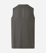 Musculosa deportiva Get Over de poliamida con tecnología dry, color gris oscuro, con cuello redondo, diseño sin mangas y estampa frontal con el texto "RUN CLUB".