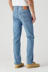 Pantalón de jean de hombre, corte recto, color celeste claro, con bolsillos delanteros y traseros.