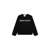 Sweater de punto negro de manga larga, con cuello redondo y el logotipo de la marca "EMESTUDIOS" estampado en el pecho en tono gris reflectante.