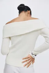 Buzo corto de punto acanalado, con escote off-the-shoulder y detalle de nudo frontal.