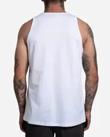 Musculosa blanca de corte clásico, con cuello redondo y diseño sin mangas. Cuenta con un pequeño estampado circular en el pecho con efecto espiral y logo de la marca.