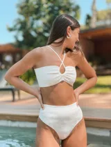Bombacha de bikini tiro alto, modelo vedetina, confeccionada en tela dry fit de secado rápido con protección UV, color amarillo.