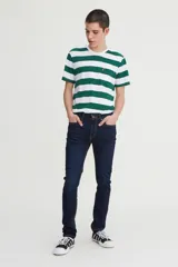 Jeans Levi's modelo 519 Extreme Skinny de corte súper ajustado desde la cadera hasta el tobillo. Confeccionados en denim de lavado oscuro con costuras en contraste y tecnología stretch para mayor comodidad.