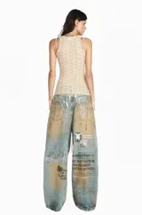 Musculosa de encaje color beige, con diseño semitransparente y estampado frontal con la frase 'once upon a time'.