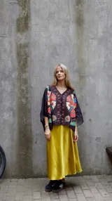Falda midi evasé de raso color negro, con cintura elástica y cinturón con apliques metálicos.
