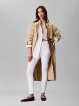 Jeans de corte skinny y talle alto, confeccionados en denim elástico de algodón. Presentan cierre con botón y cremallera, diseño clásico de cinco bolsillos y largo al tobillo.