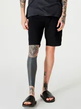 Bermuda de corte recto estilo chino, confeccionada en lino, con cierre frontal y bolsillos laterales.