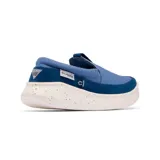 Zapatilla tipo slip-on Columbia, modelo Boatside PFG, confeccionada en una combinación de lona y ante en tonos azules. Cuenta con una suela de plataforma ligera con diseño moteado y tecnología Omni-GRIP para mayor tracción.