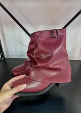 Botas de caña media color borgoña, con ajuste de hebilla lateral y suela track.