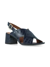 Sandalia de cuero con textura de reptil, color azul marino, con diseño de tiras cruzadas en el empeine, taco cuadrado y cierre de hebilla ajustable en el talón.