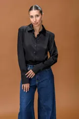 Body tipo camisa de seda con cuello clásico, cierre frontal de botones y mangas largas con puños abotonados. Diseño entallado que garantiza un ajuste perfecto.