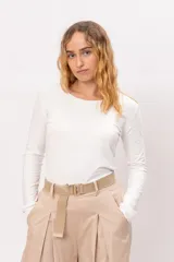 Remera de manga larga con cuello redondo, confeccionada en algodón, de corte ajustado y diseño minimalista.