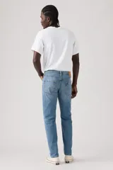 Pantalón de jean Levi's modelo 502, de corte regular taper, con diseño de cinco bolsillos, cierre de cremallera y botón metálico.