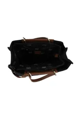 Cartera tipo tote de diseño amplio en color beige, con solapa superior y asas en color marrón. Incluye una correa larga regulable y desmontable con logo grabado, y un aplique metálico en forma de labios en la parte inferior.