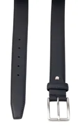 Cinto de cuero negro con acabado liso, hebilla metálica plateada de diseño rectangular y pasador a juego.