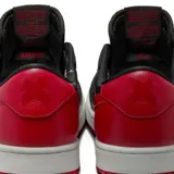 Championes Nike Air Jordan 1 Retro Low, modelo Banned, con diseño en color negro y detalles en rojo, perfil bajo y suela de goma.