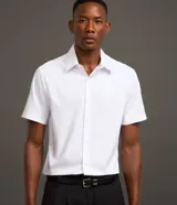 Camisa de manga corta con cuello inglés y cierre frontal de botones, confeccionada en mezcla de bambú y viscosa.