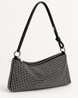 Cartera negra con aplicaciones metálicas plateadas, diseño flexible, correa de hombro regulable, argollas metálicas y cierre superior.
