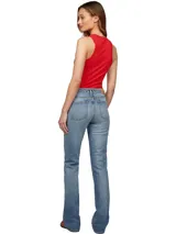 Musculosa roja de Tommy Hilfiger, confeccionada en tejido acanalado de viscosa y elastano, con corte slim y cuello redondo.