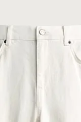 Jeans flare fit de tiro medio, confeccionados en denim de algodón color azul con efecto deslavado. Diseño ajustado en la parte superior y abierto en campana desde la rodilla, con cinco bolsillos y cierre frontal con cremallera y botón.