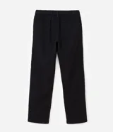 Pantalón de corte recto con textura de líneas verticales, confeccionado en algodón. Presenta cintura estructurada con presillas, cierre tradicional con botón y bolsillos funcionales.