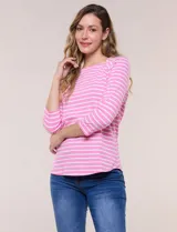 Remera semi entallada de algodón con elastano, con estampado de rayas horizontales blancas y rosadas, escote bote y mangas tres cuartos de corte raglán.