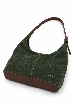 Cartera tipo hobo de gamuza verde oscuro, con textura grabada y costuras pespunteadas a la vista. Cuenta con una correa de hombro ajustable de cuero sintético marrón, detalles metálicos dorados y la marca 'chérie' grabada en la parte inferior frontal.