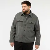 Sobrecamisa gris de corte recto con diseño de rayas verticales finas, cuello clásico, cierre frontal de botones y dos bolsillos delanteros con solapa y botón.