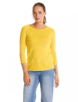 Buzo de tejido fino en color blanco, con cuello redondo y mangas tres cuartos tipo raglán. Presenta un detalle decorativo de tachas metálicas a lo largo de las mangas.