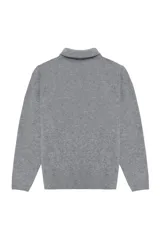 Sweater de punto suave color gris, con cuello polo y cierre frontal de tres botones. Confeccionado en un tejido abrigado.