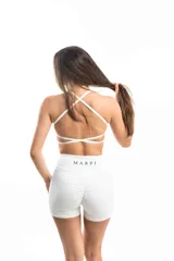 Conjunto deportivo negro compuesto por top con tirantes finos y logo blanco, y shorts de tiro alto con cintura cruzada y bolsillos laterales.