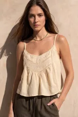 Blusa de algodón peinado color negro, con tirantes finos, escote en V y detalles de bordados y encaje en el frente.