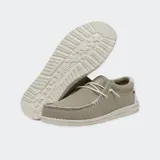 Zapatos Hey Dude modelo Wally Braided, confeccionados en tejido textil color marrón con cordones elásticos beige, costuras visibles en el empeine y suela ligera de goma.