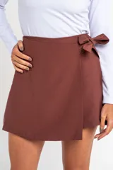 Short pollera marrón con lazo en la cintura, de corte mini y tiro alto.