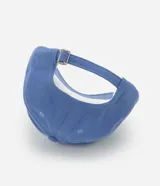 Gorra de sarga color azul con visera curva, ajuste trasero y bordado frontal de una margarita blanca con centro amarillo.