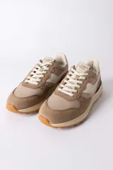 Championes urbanos de diseño técnico, combinando paneles de gamuza y tela en tono verde oliva con detalles en beige y negro. Presentan una suela de plataforma en color crema con base dentada en tono caramelo.