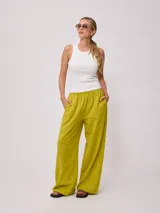 Musculosa de algodón con efecto lavado, cuello redondo y diseño ajustado al cuerpo.
