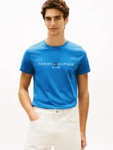 Remera azul de manga corta y cuello redondo, confeccionada en puro algodón, con el logo y el año de fundación de Tommy Hilfiger bordados en el pecho.