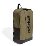 Mochila deportiva Adidas modelo Linear Training, color verde oliva con base y detalles en negro. Presenta el logo vertical de Adidas en negro en el panel frontal. Cuenta con un compartimento principal con cierre, un bolsillo frontal vertical con cierre y bolsillos laterales de malla.
