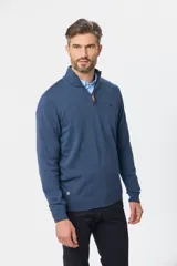 Buzo liso de punto fino en hilo de algodón color azul marino, con cuello alto y cierre frontal parcial con detalle de tirador de cuero.